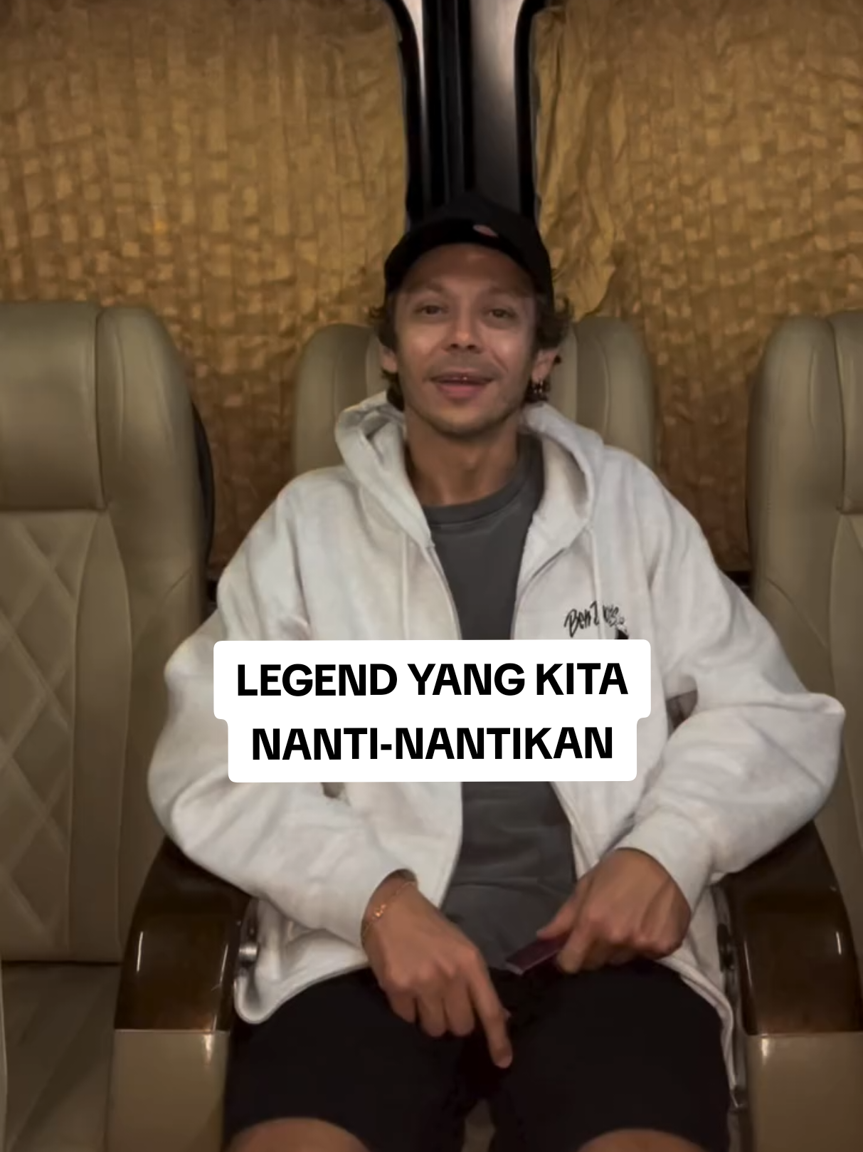 Legend Valentino Rossi yang kita tunggu-tunggu guys 🇮🇩🏁 #sirkuitmandalika #mandalika #motogpmandalika2025 #mandalikagp2025 #motogplombok 