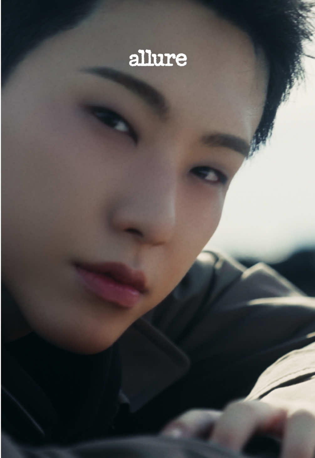 10년 동안 쉼없이 달려온 호시에게 우리는 끊임없는 도전과 뜨거운 열정, 그리고 긍정적인 에너지를 배웠습니다. 그리고 앞으로 펼쳐질 더 큰 여정을 위해 잠시 휴식 중인 호시의 찬란한 순간을 얼루어와 버버리가 함께했습니다✨ ▫️호시가 입은 모든 의상과 머플러는 #버버리   @SEVENTEEN #HOSHI #seventeen #세븐틴 #호시 