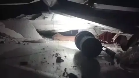 Masih Terdengar 🥺 Lindungi Lah Mereka Para Santri Yang Tertimpa Musibah Runtuhnya Bangunan Setelah Di Lakukan Pengecor an Saat Sholat Ashar Berlangsung Di Mushola Pondok Pesantren Sidoarjo. Haru Sedih Dan Tentu Meninggalkan Luka Yang Dalam Semoga Yang Terjebak Segera Terevakuasi Amin🥺. Turut Berduka Cita Atas Musibah Yang Terjadi.