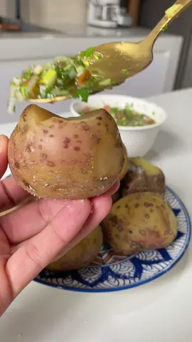 Picadito o ají tradicional ❤️🤩 Les quiero enseñar a preparar este delicioso ají tradicional para que acompañes tus asados, empanadas, es delicioso y muy fácil de preparar ❤️🤩 Ingredientes: 4 Cebollas largas  3 Tomates grandes  3 Cdas. de cilantro fresco picado  1 Cda. de aceite de oliva o de tu preferencia  2 Cdas. de vinagre  2 Cdas. de agua  1/2 Cdta. de pasta de ají  Sal al gusto  Pimienta  1 Ajo bien machacado  y es opcional salsa de tomate 2 Cdas.   #recetas  #ají  #delicioso #asados #comida 