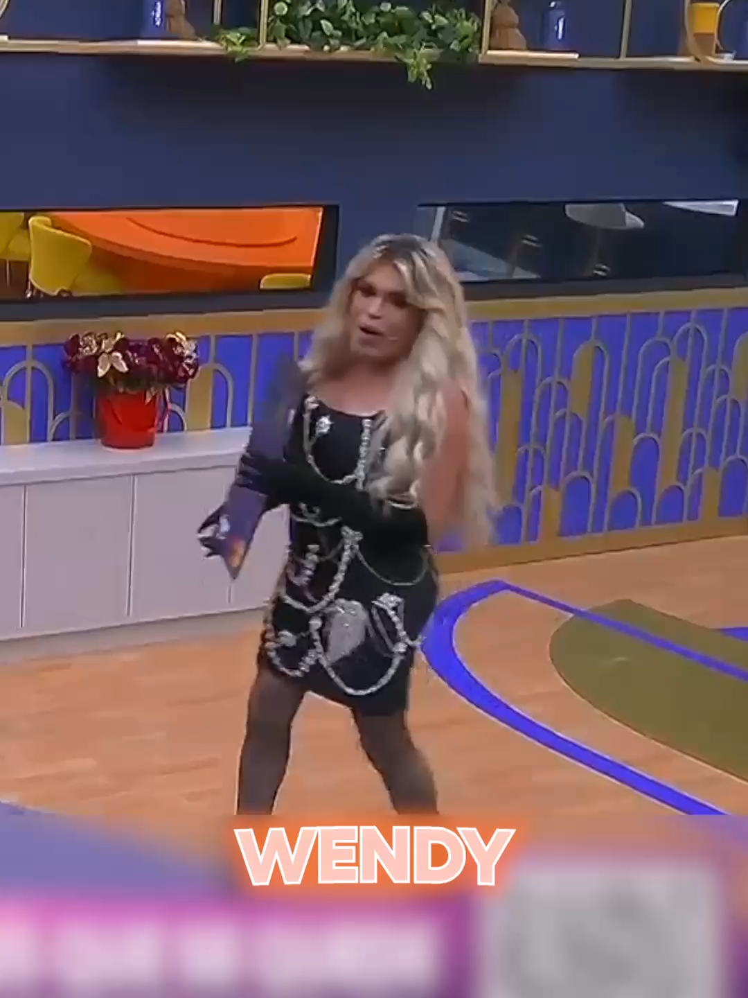 @soywendyguevaraoficial entra a #LCDLFMX con el premio que se llevará el ganador de esta temporada  Si quieres ver el momento COMPLETO, suscríbete ya a @vix y no te pierdas de nada con el 24/7 🔥 #LaCasaDeLosFamososMx, rumbo a la final,  disponible también en #LasEstrellas y #Canal5