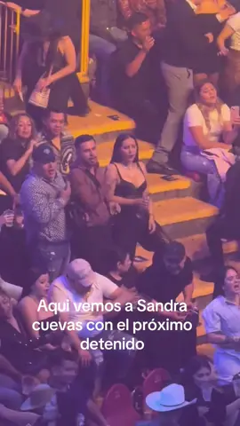 Aquí vemos a #LaChurpia @SandraCuevas_ en otra relación efímera con otro posible malandro de La Unión Tepito.   Anda como si nada, dándose aires de que todas las puede.  Ahí se las encargamos 🤣🤣🤣🤣