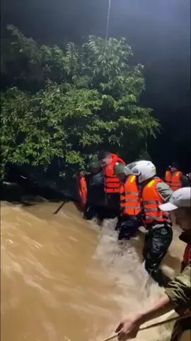 + 22 giờ đêm qua (29-9) gia đình anh Nguyễn Đức Thắng bị mắc kẹt trong nhà tại tổ 2, phường Mộc Sơn, tỉnh Sơn La do nước lũ dâng cao. - Bộ Chỉ huy Quân sự tỉnh Sơn La-Quân khu 2, đã chỉ đạo Ban chỉ huy PTKV4 phối hợp với các lực lượng của địa phương ứng cứu kịp thời, đưa anh Nguyễn Đức Thẳng đến nơi an toàn vào 23 giờ cùng ngày. #chiensitaybac #quankhu2 #sonla #mualu #xuhuong 