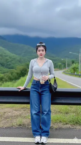 #Aiทำถึงเกิ๊น  1.เข้าแอฟ Gemini 2.เลือกรูป 3.ป้อนคำสั่ง  สร้างภาพพอร์ตเทรตสมจริง (ใบหน้าเหมือน100% ห้ามแก้ไข)  ยืนพิงราวกั้นถนน มองตรง  มือนึงถือแก้วน้ำพลาสติกมีหลอด  อยู่สถานที่ท่องเที่ยว ถนน จังหวัดน่านที่ฉากหลังเห็นวิวถนนที่สวยไกลสุดตา และบรรยากาศรอบข้างเป็นภูเขามีเมฆดูครึ้มฝนนิดๆ สร้างบรรรยากาศที่สงบ เธอดูน่ารัก ปนเซ็กซี่อย่างสง่างาม  และมีความเท่ ทำหน้าตาแบบเพ้อฝัน  เหม่อ/มองตรง เปลี่ยนท่าทางตามที่คุณอยากให้เป็น  การแต่งกาย:  เสื้อครอปมีฮู้ดแขนยาวซิปหน้า