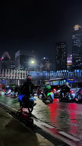 Basah setelah hujan , dengan macet dan gemerlap Citylight. Videonya di izinin buat di ambil . #jakarta #citylights #mediawb #fyp #foryoupage 
