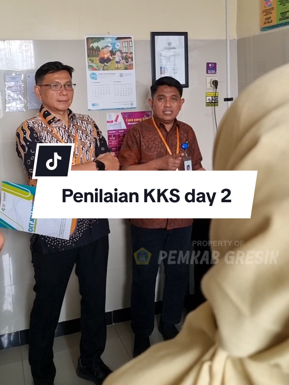 Lanjutan Validasi Lapangan Kabupaten/Kota Sehat Tingkat Nasional 2025 di Kabupaten Gresik! 🏃‍♂️ Hari kedua validasi, Rabu, 24 September 2025, kami meninjau berbagai tatanan penting di Gresik. Komitmen ini menyentuh berbagai aspek kehidupan masyarakat, mulai dari: - UPT Pengujian Kendaraan Bermotor Cerme (Tatanan Transportasi) - Pasar Gresik dan Kantor Semen Indonesia Gresik (SIG) (Tatanan Pasar dan Perindustrian) - Puskesmas Gending dan Kelurahan Gending (Tatanan Kehidupan Masyarakat Sehat yang - Mandiri) - SMPN 1 Gresik (Tatanan Pendidikan) - Desa Sidokukun (Tatanan Penanggulangan Bencana) - Mall Pelayanan Publik Kab. Gresik (Tatanan Pelayanan) Semua upaya ini adalah demi mewujudkan lingkungan yang sehat, aman, dan nyaman untuk seluruh warga Gresik. Gresik Sehat, Raih yang Terbaik! #GresikSehat #KabupatenKotaSehat #KKS2025 #ValidasiKKS #GresikBerdaya 