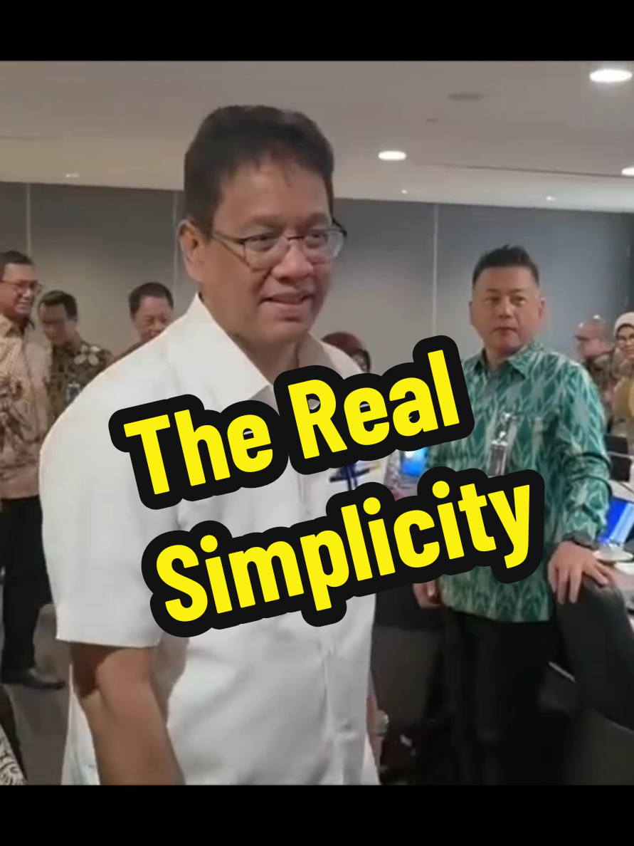 Salah satu momen ketika Pak Menteri Keuangan, Pak Purbaya membuat heran para peserta rapat karena enggan duduk dikursi Utama meja rapat, beliau lebih memilih duduk di kursi ujung _ hal ini sontak membuat orang2 terdiam dan terheran kok pak menteri duduk di ujung y _ gimana gess menurut kalian  real simplicity?  #Purbaya  #purbayayudhisadewa  #fyp  #menkeu  #fyppppppppppppppppppppppp 