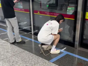Từ nay khỏi phải lo đứng muốn gãy chân nữa