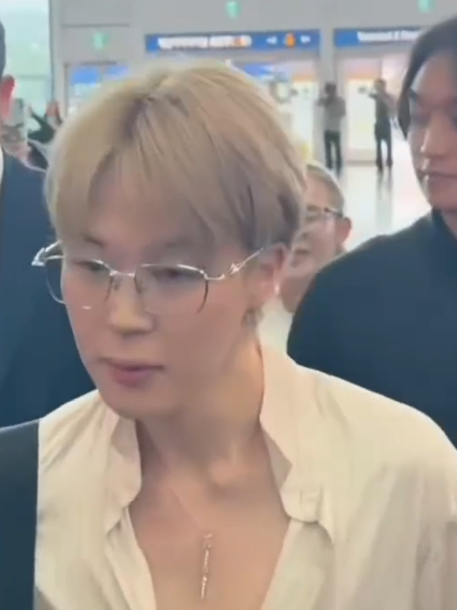 kalian liat dia siapa????? dia JIMINKUUU😭😭 #jimin 