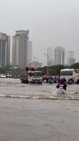 Cảng Mỹ Đình 🌧️🌊 Hà Nội có 2 mùa, mùa khô và mùa ngập lụtttt ⛈️ #hanoingaplut #xuhuong #thoitiethanoi #mydinhngap 