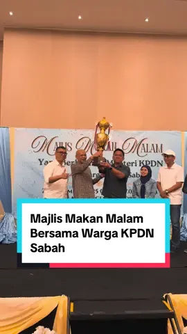 KOTA KINABALU, 28 SEPTEMBER 2025 - Berkesempatan hadir dalam Majlis Makan Malam Bersama Warga KPDN Sabah.  Suasana santai tapi memberi nilai dan makna yang besar. Pertemuan ini saya gunakan bukan sahaja untuk bersua malah menjadi medan merapatkan silaturrahim. Titipan pesan disampaikan agar para pegawai terus komited, menjalankan amanah dan meneruskan kecemerlangan dalam tiap tugasan yang diberikan. Dalam majlis ini, saya turut menyampaikan hadiah kepada para pemenang sempena Karnival Sukan KPDN Sabah yang telah berlangsung pada 27-28 September 2025.  Tahniah kepada para pemenang dan semua warga kerja KPDN Sabah yang telah mengambil bahagian.  @Armizan Mohd Ali @Pejabat Parlimen Papar (P.175) @KPDN  #MalaysiaMADANI #SabahMajuJaya #KPDN #PAPARian #DARMA            