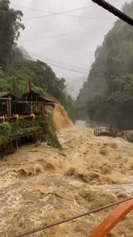Bản Cát Cát SaPa lúc này sau ảnh hưởng của cơn bão Bualoi 🥲  Không có việc gì quan trọng mọi người nên tránh đến các khu vùng núi cao có nguy cơ sạt lở đất, lũ quét #bancatcat #lulut #muabao #bualoi 