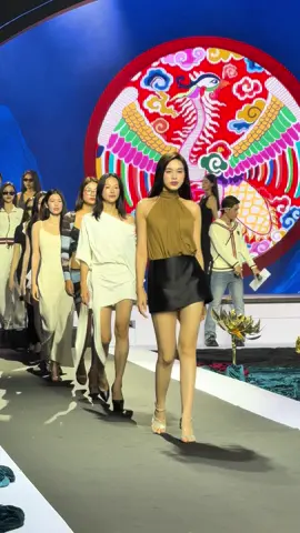 Đỗ Thị Hà thần thái#lualatrahoa #linhsancouture #ntklinhsan #linhsan #thamdoshowbiz 
