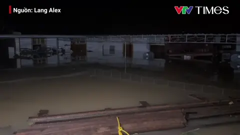Thước phim do một đồng nghiệp của chúng tôi - quay phim Văn Lang ở thôn Vĩnh Tường, Nghệ An ghi lại cảnh người dân chạy lụt tối qua (29/9).  Từ 22h, nước đã ngập đến nóc nhà. Nhiều hộ gia đình phải di chuyển đến nhà trưởng thôn để trú ngụ. Gần 1h sáng, người dân phải đi lùa lợn lên vị trí cao hơn; cố gắng giữ lại được chút nào tài sản sau lũ. Hiện tại, mực nước nơi đây vẫn dâng cao 3 đến 4m. #vtvtimes #tiktoknews #nghean #nguoidanchaylut #trongdem 