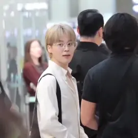 my baby 🥺 lần này em bé ra sân bay không đội mũ không khẩu trang còn mặc áo xẻ ngực khác hẳn với những lần trước 🥺 iu lắm ấy 🥺 nay thấy ảnh cười cũng zui lắm á 🥺🥺 cháy hết mình với Jimin và event Dior nha các mom 🫶🏻🫶🏻 #jimin #jiminbts #parkjimin #jmvnfp #JiminxDior 