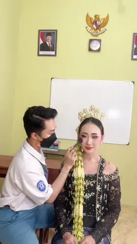 Makeup” An bareng temen lagi pakek @makeoverid 🖤 #makeoverpowderfoundation #makeoverperfectcover #makeovernewpowder #bedakpadat #twowaycake  