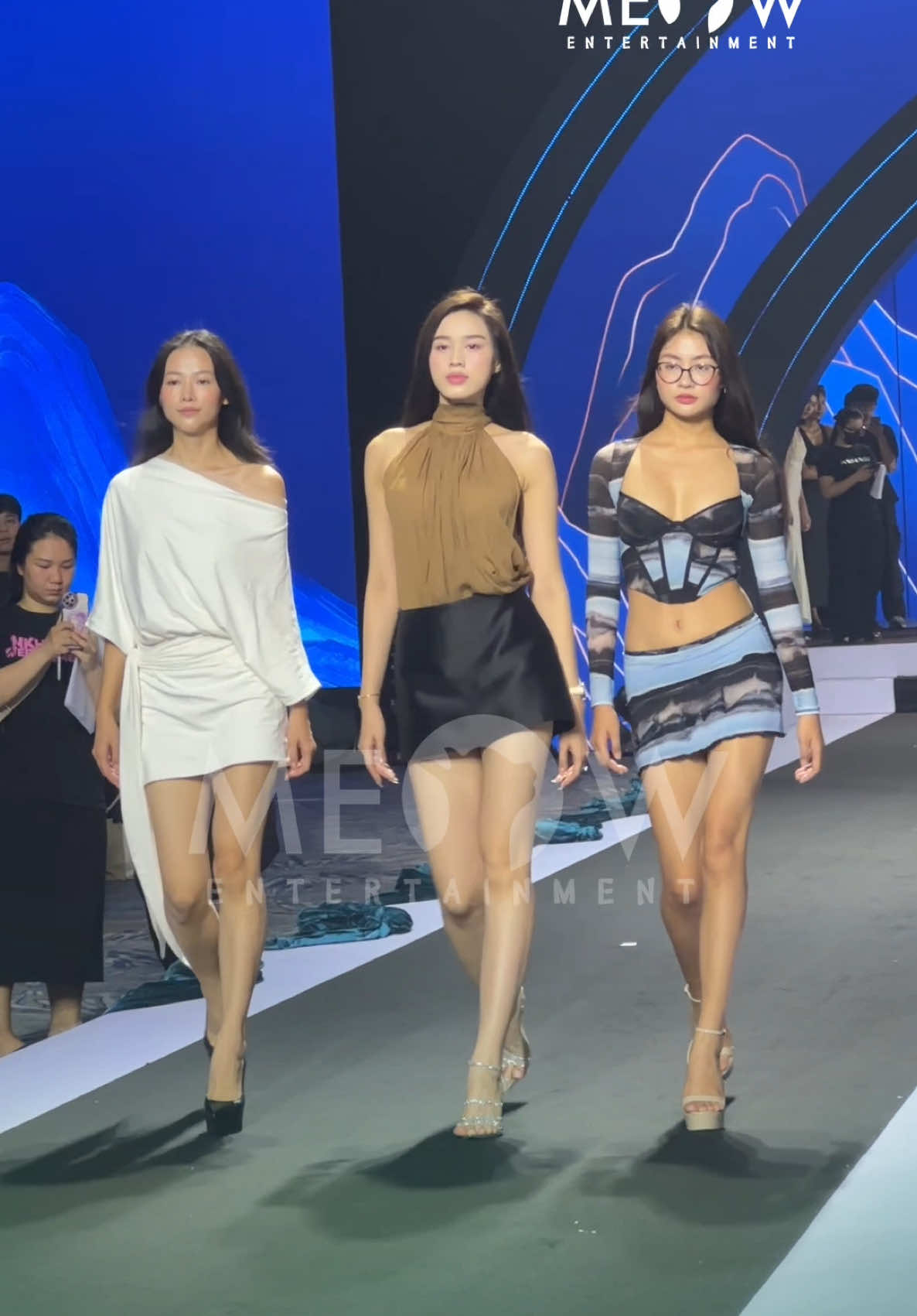 Đỉnh nóc với màn catwalk bộ ba Hoa hậu: Phương Khánh - Đỗ Thị Hà - Xuân Hạnh tại buổi rehearsal cho show Lụa Là Trà Hoa #Meowentertainment #Tiktokgiaitri #Lualatrahoa #Linhsancouture #NTKLinhsan