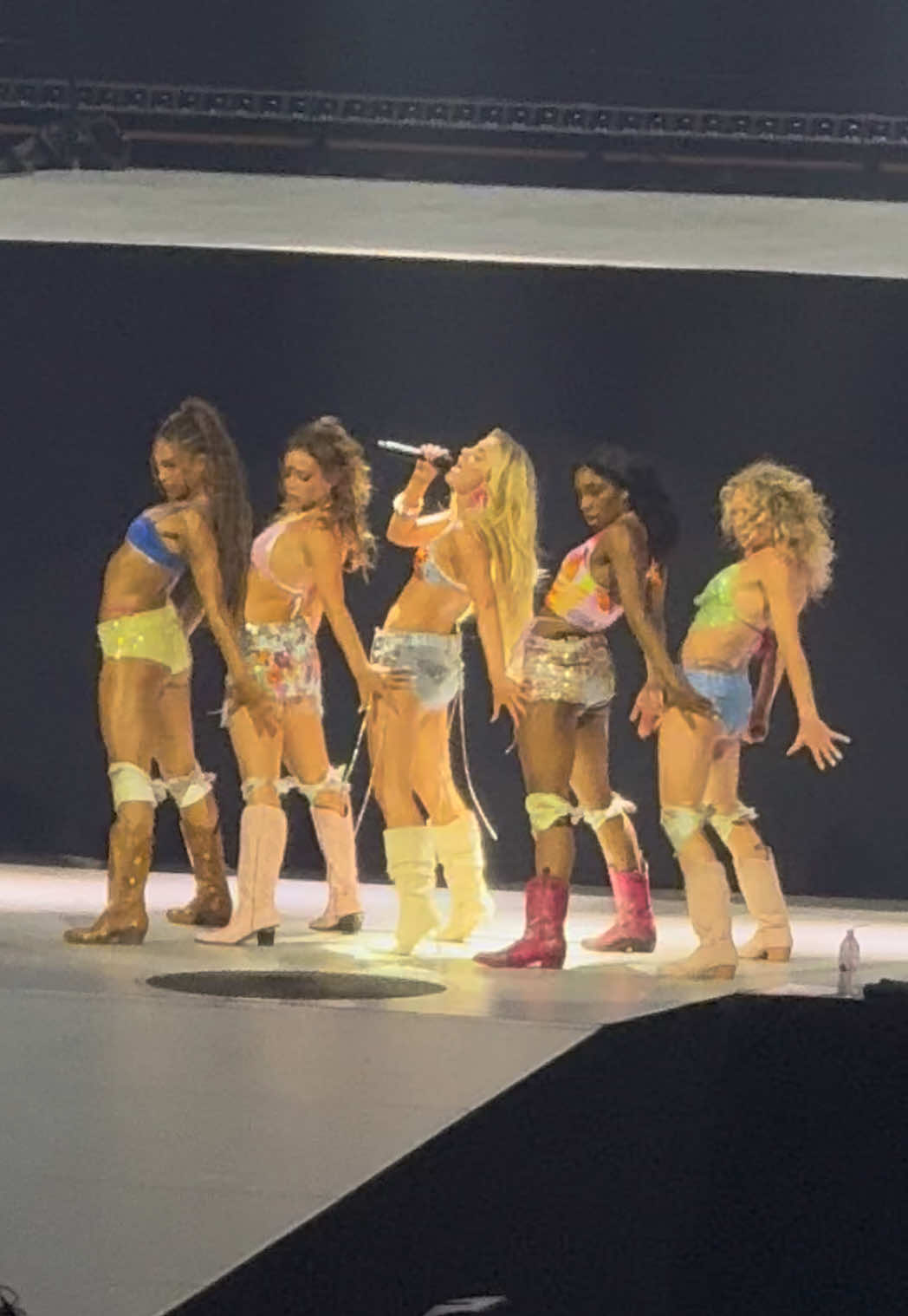 I PUT THAT ON MY LOVEEEEE 😫💗 @Zara Larsson #davidguetta #onmylove #misspossessivetour #concert 