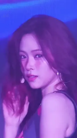 Part 226| ✨ Ryujin’s Visuals Are Next Level ✨ In this concert clip, ITZY’s Ryujin (류진) absolutely stuns the crowd with her breathtaking visuals 😍 She locks eyes with the camera, serving fierce confidence, but then breaks into a shy smile — showing a softer, even more charming side of her beauty. And just when you think it can’t get better, she lets out a laugh with a funny face that has fans melting and laughing at the same time. 💙 Ryujin truly embodies the duality of an idol — powerful and charismatic on stage, yet playful and relatable off it. No wonder MIDZYs can’t stop calling her one of the most captivating performers in K-Pop today. #itzy #itzyryujin #shinryujin #koreanbeauty #foryou 