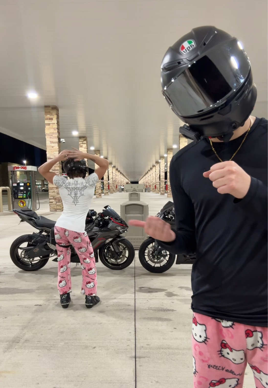 Had to put on a show for the 900k special… #fyp #trending #biketok #BookTok #dance 