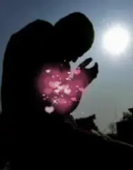 Mengangkat tangan ketika berdoa adalah praktik sunnah atau dianjurkan dalam Islam, yang mencerminkan kerendahan hati dan pengharapan kepada Allah SWT. Praktik ini berdasarkan sunnah Nabi Muhammad SAW, seperti yang disebutkan dalam hadis Ibnu Abbas, dan juga dianggap sebagai salah satu adab atau etika berdoa yang utama.  Tujuan dan Makna Mengangkat Tangan: Menunjukkan Kerendahan Hati dan Penghargaan:  Mengangkat tangan adalah bentuk visualisasi dari permintaan hamba kepada Allah, menunjukkan sikap rendah diri dan kepasrahan.  Mengisyaratkan Keagungan Allah:  Langit adalah arah kiblat doa, dan mengangkat tangan ke atas juga mengisyaratkan kebesaran dan kemuliaan Allah sebagai zat yang dimohon.  Penyebab Terkabulnya Doa:  Doa yang disertai dengan mengangkat tangan dianggap memiliki keutamaan dan dapat menjadi salah satu sebab terkabulnya doa.  Cara Mengangkat Tangan: Bagian Dalam Telapak Tangan: Doa dipanjatkan dengan bagian dalam kedua telapak tangan.  Posisi Tangan: Sebagian ulama menganjurkan tangan diangkat setinggi bahu, dan jika doa semakin mendesak, tangan bisa diangkat lebih tinggi lagi.  Mengusap Wajah: Setelah selesai berdoa, disunnahkan untuk mengusap wajah dengan kedua tangan.  Dasar Hukum dan Dalil: Sunnah Nabi Muhammad SAW:  Mengangkat tangan adalah perbuatan sunnah yang sering dilakukan Nabi Muhammad SAW dalam berdoa, yang diriwayatkan oleh para sahabat seperti Abu Musa Al-Asy'ari dan Ibnu Abbas.  Fatwa dan Kesepakatan Ulama:  Para ulama sepakat bahwa mengangkat tangan termasuk adab dan dianjurkan saat berdoa, sebagaimana dijelaskan dalam berbagai kitab dan fatwa, misalnya dari Majelis Tarjih Muhammadiyah dan NU.  #doa #dakwah #viraltiktok #fyppppppppppppppppppppppp #amalan 