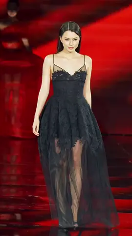 #VogueFashionWeek 在巴黎時裝週期間，美妝龍頭 L’Oréal Paris 以「自由、平等、姊妹情。Because You’re Worth It!」為題，於巴黎市政廳舉辦2026春夏女裝系列大秀。 人氣泰國女星 #Becky 也受邀出席走秀，她穿著黑色蕾絲洋裝登場，步伐堅定而自信，詮釋出大秀所提倡的女性力量。 #PFW #beckyarmstrong