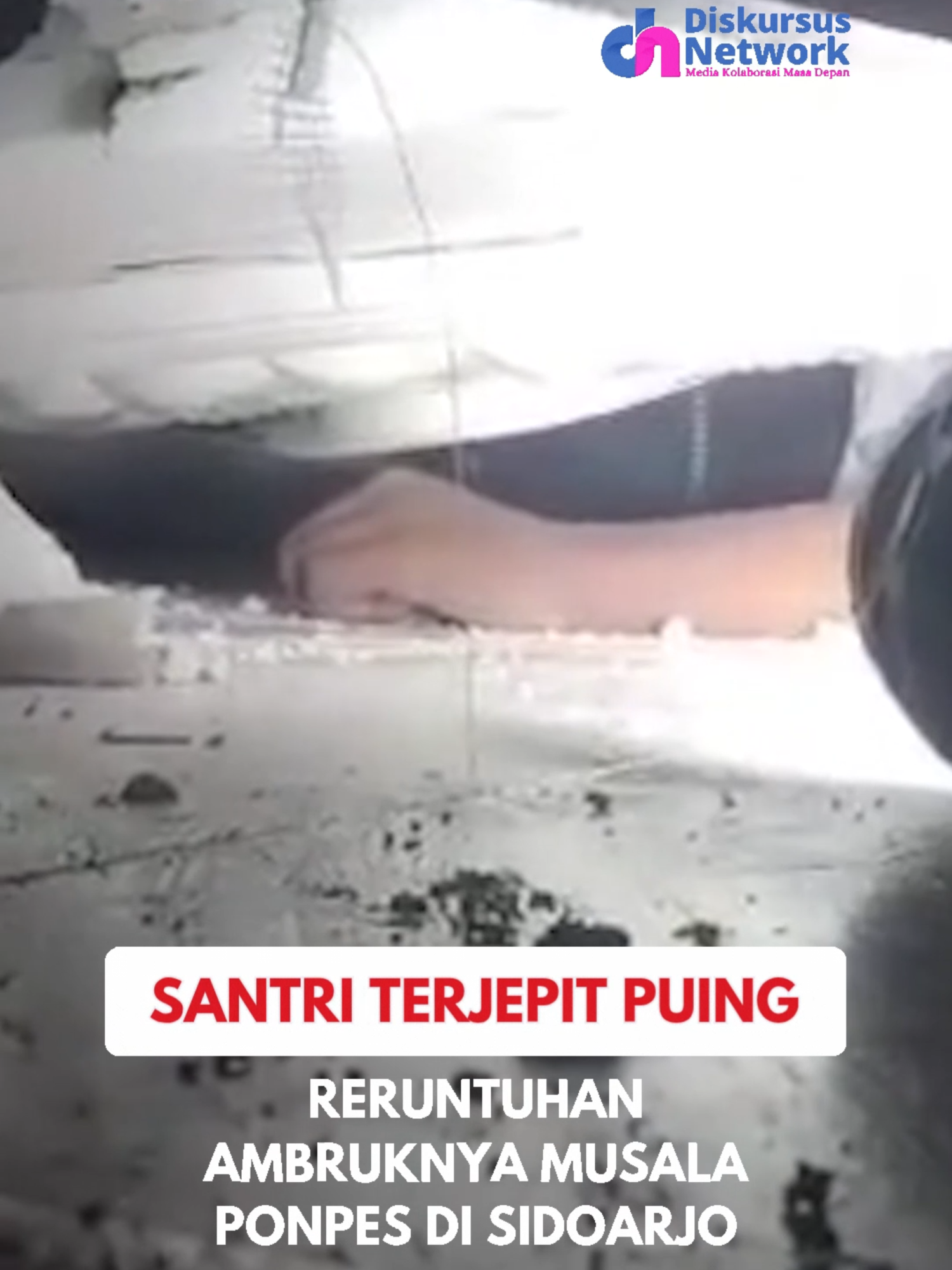 Di balik reruntuhan bangunan Ponpes Al Khoziny di Desa Buduran, Kecamatan Buduran, Sidoarjo, Jawa Timur, ada suara santri kecil yang mencoba berbicara dengan tim SAR. Ia mencoba memberi tahu kondisi dirinya yang terhimpit puing berat. Petugas BPBD yang merangkak dan menembus celah-celah bangunan yang porak poranda, meminta santri tersebut untuk tetap bersemangat dan berdoa. Evakuasi harus dilakukan hati-hati, karena kondisi bangunan yang tidak stabil dan rawan roboh susulan, #diskursusnetwork #evakuasi #pondokpesantren #musalaambruk #sidoarjo #jawatimur