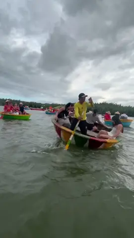 Longest 1.5 minutes of our lives 😭🥥🎋 #vietnam #coconutboat #hoianvietnam #vietnamtravel #traveltok 