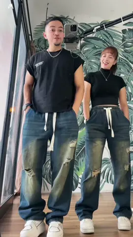 Ripped jeans join live now 