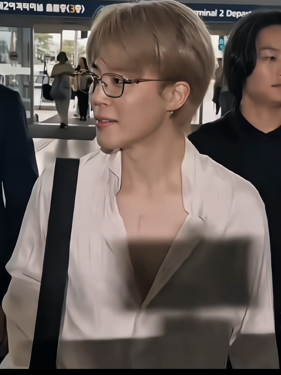 blondemin vivíssimo ☝🏻 #jimin #edit #fyp #dior #viral jimin aeroporto airport blonde hair 