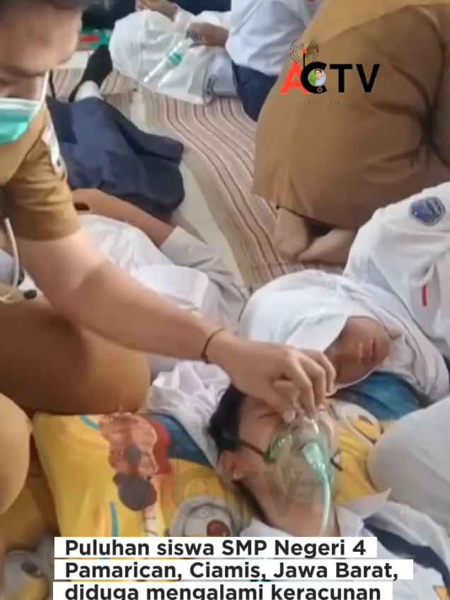 Puluhan siswa SMP Negeri 4 Pamarican, Ciamis, Jawa Barat, diduga mengalami keracunan massal pada Senin (29/9/2025) setelah mengonsumsi menu Makanan Bergizi Gratis (MBG). Tercatat sekitar 47 hingga 52 siswa mengalami gejala seperti mual, pusing, dan muntah, dan beberapa di antaranya dirujuk ke Puskesmas dan RSUD. Penyebab pasti masih diselidiki, dengan sampel makanan telah diamankan untuk diteliti. Siswa melaporkan mencium bau tidak sedap dan rasa asam pada makanan, seperti ayam bumbu kuning yang diduga berlendir. #makanbergizigratis #MBG #keracunan 