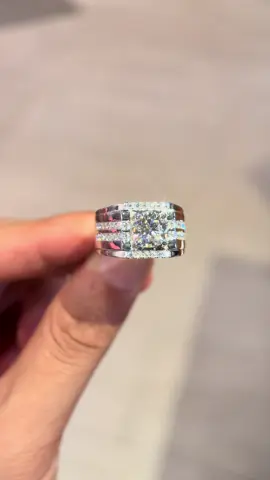Ổ nhẫn dản dị nhưng vẫn giữ vẻ trẻ chung thanh lịch 💍 Chủ 7,2ly siêu lửa 💎 #trangsuc #phanhungluxury #nhannammoissanite #cambodia #nhannu 