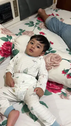 Lagi di rumah uyut, ada foto sepupunya mama (tantenya arlo) waktu bayi, dia nunjuk2 bilang awo awo, Dikira di dunia ini bayi cuma dia aja apa🤣