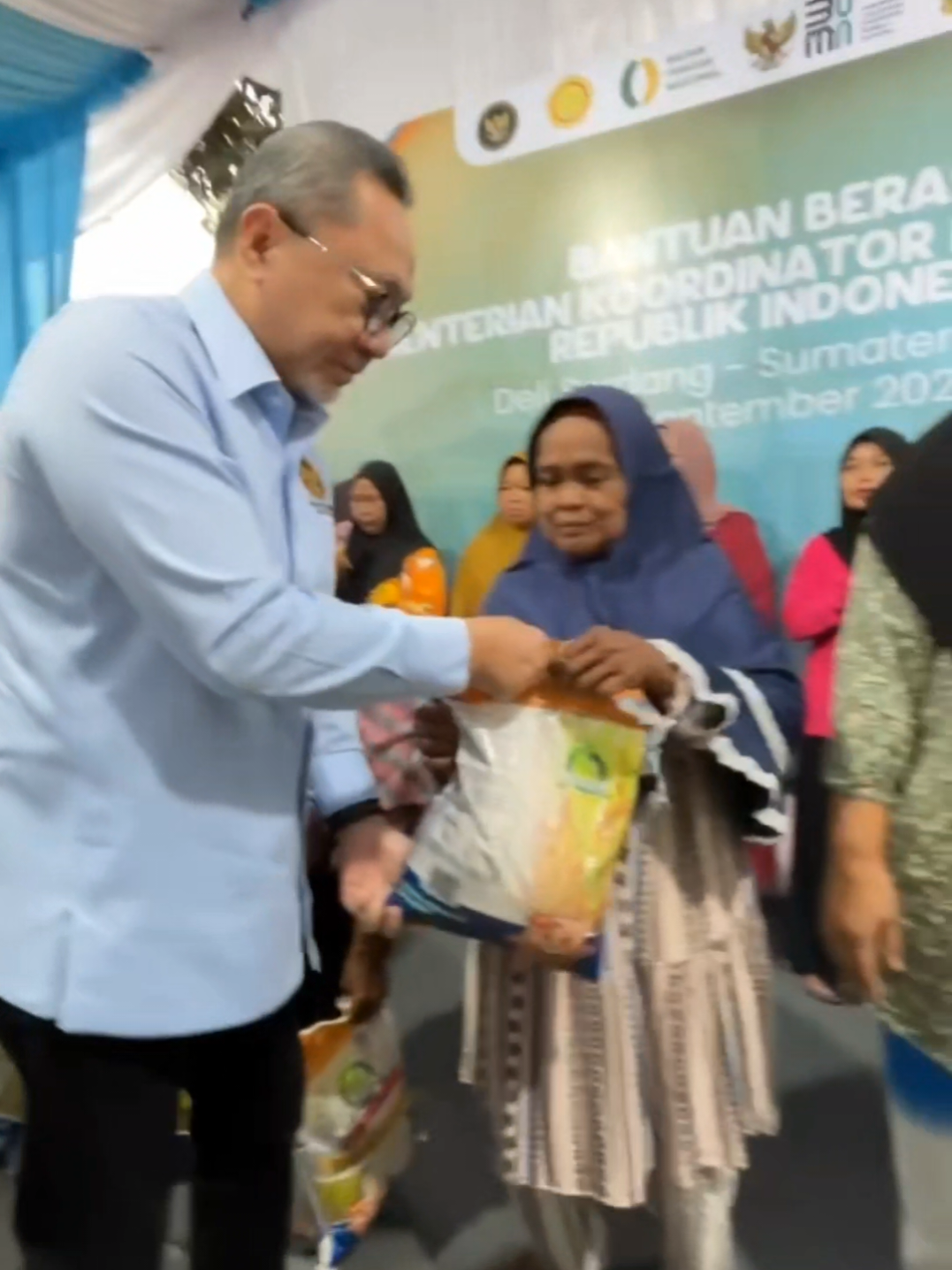 Menko Pangan Zulkifli Hasan hadir langsung di Desa Sena, Sumatera Utara, untuk memastikan bantuan pangan sampai ke masyarakat yang membutuhkan.