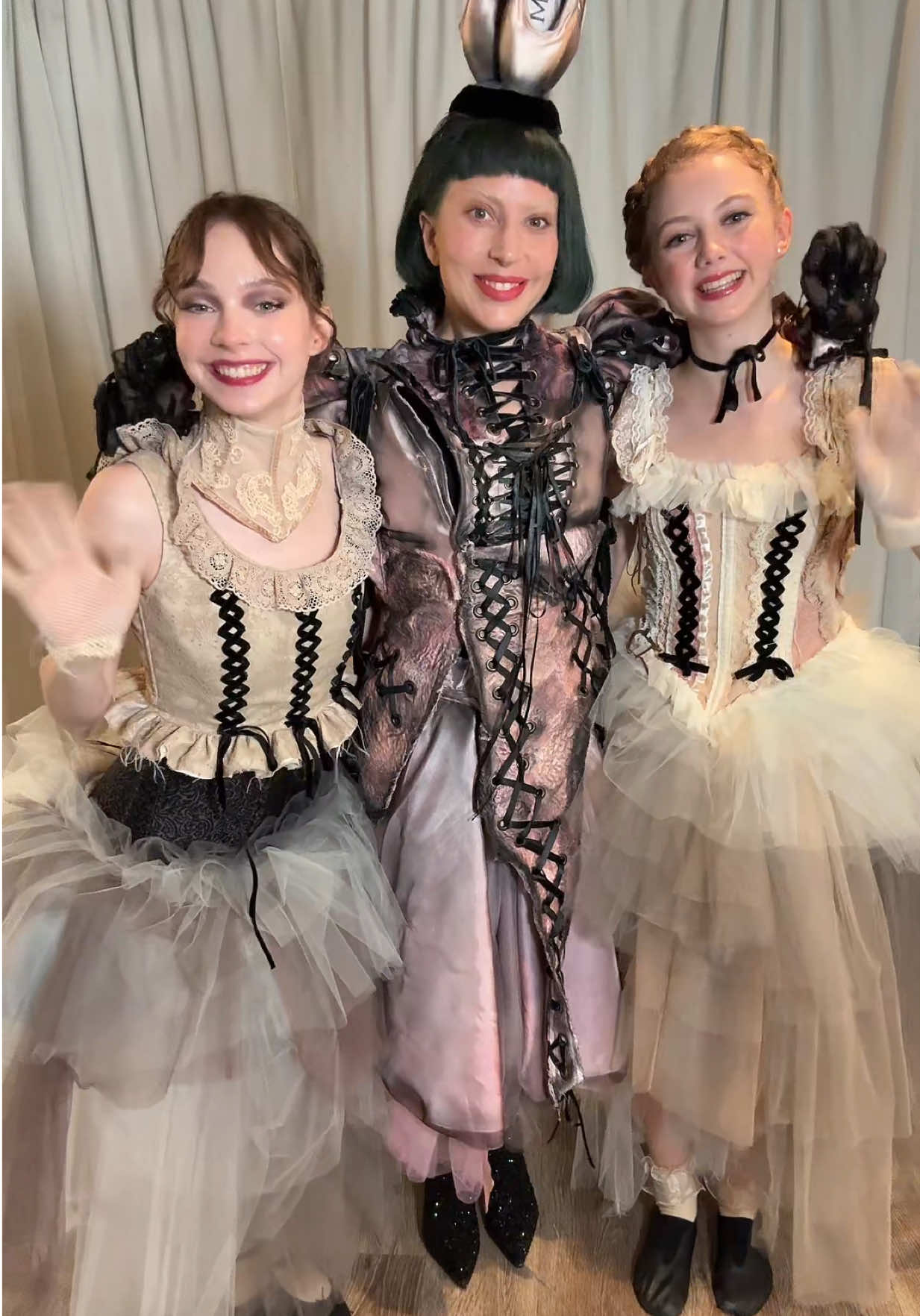 De #Wandinha para a vida real! #LadyGaga publicou um vídeo com as atrizes #EmmaMyers e #EvieTempleton, ao som de #TheDeadDance, nos bastidores da turnê . As duas também subiram com a  no palco. 