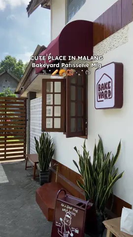 Yang terbaru di Malang! 🍞✨ Tempat kece dengan spot foto Instagramable dan salt bread nya enak & gemash yang wajib dicoba. Harga mulai 10 ribuan aja! 📍Bakeyard Patisserie (belakang Ruca Koffie) #malanghits #malangfoodies #saltbread #hiddengemmalang #fypindo 
