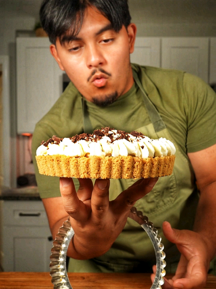 Eat your fruits..... even when its in the form of Banofee pie! top 3 best banana desserts i dont care what anyone says!  Crust recipe 🔽 150g graham crackers 85g butter, melted chill in the fridge for 30-1hr (preferably 1 hr) Yes, you can just buy pre-made dulce de leche