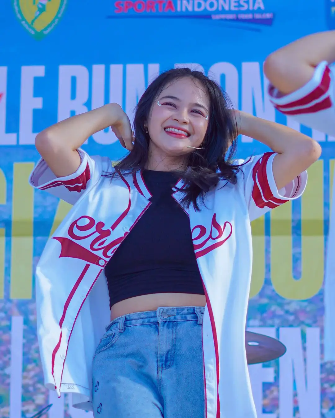 Catch the vibe, feel the beat 🎶✨ E’ries di PLN Mobile Run Pontianak 2025 – bukan cuma tampil, tapi nyalain semangat! ❤️ #Eries #StageVibes #Pontianak2025 #MusicRunEnergy”