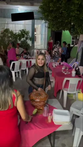 Señora tira la comida por berrinche.