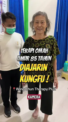 Amah sudah pasang pen di pinggang, tapi tetap bisa diterapi untuk meringankan keluhan di kaki. Soft Opening : WING CHUN THERAPY CABANG PLUIT. Tidak hanya terapi tulang dan otot, pasien pun diajarkan pengetahuan dan teknik kungfu yang membantu memperbaiki postur tubuh. Info & Pendaftaran cek akun @Wing Chun Therapy Pluit 👍🏻 Cek juga @Wing Chun Therapy Sulut 👌 #wingchun #therapy #syarafkejepit #wingchuntherapy #terapikungfu 