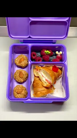 Bună dimineața la pachețel! ❤️  Pentru azi avem: 🥐 Croissant cu cremă de brânză, mortadella și roșii  🍪 Fursecuri cu ovăz și mere 🫐 Afine și zmeură  R E Ț E T Ă  F U R S E C U R I : Ingrediente: 🍎 2 mere mici sau 1 mare (curățate, date prin răzătoare și stoarse doar puțin zeamă) 🍎 150 g fulgi de ovăz fini 🍎 2–3 linguri unt de arahide  🍎 2 linguri sirop de agave (sau ce îndulcitor preferați) 🍎 1 linguriță scorțișoară 🍎 1/2 linguriță praf de copt 🍎 un praf de sare 🍎 Pentru decor: migdale sau nuci Mod de preparare:  Amestecă într-un bol toate ingredientele până se formează o compoziție lipicioasă. Dacă e prea moale, mai adaugă fulgi de ovăz. Formează biluțe egale (într-o tavă tapetată cu hârtie de copt), așează deasupra fiecăreia câte o migdală (sau nucă) și aplatizează ușor, formând fursecurile. Coace la 180°C, 12–15 minute, până se rumenesc ușor pe margini. Poftă bună! 🥰  Dacă îți plac pachețelele mele un ❤️like sau 🗒️comment vor ajuta ca ele să ajungă la cât mai multe mămici și nu numai. 🫶🏼 📌 Salvează postarea pentru idei într-o zi fără inspirație. 🤍 🔔 Să facem pauzele mai gustoase și hrănitoare! 🎒 #pachetelpentruscoala #lunchboxideasforkids #breakfastforkids #lunchboxideas #pachetel  