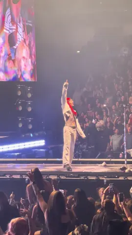 Nothing more magical than experiencing an entire arena singing together. 🖤@BRING ME THE HORIZON #bringmethehorizon #bmth 