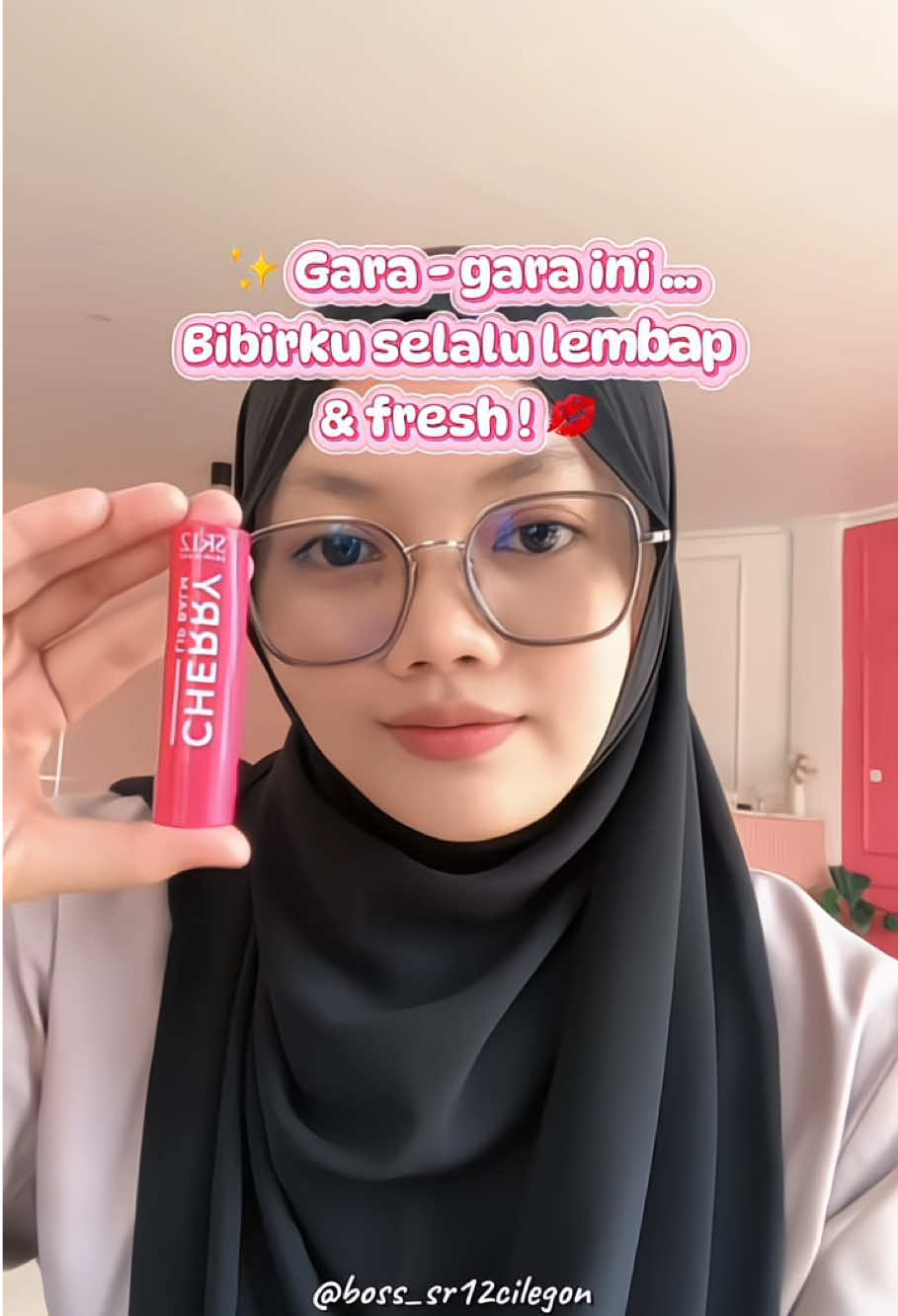 Siapa yang sering punya masalah bibir kering & pecah- pecah? 👀  Cobain deh Cherry Lip Balm SR12, bikin bibir lembap + Fresh seharian 💄 #Cherrylipbalm #SR12skincare #LipcareRoutine #bosssr12cilegon #distributorsr12cilegon 