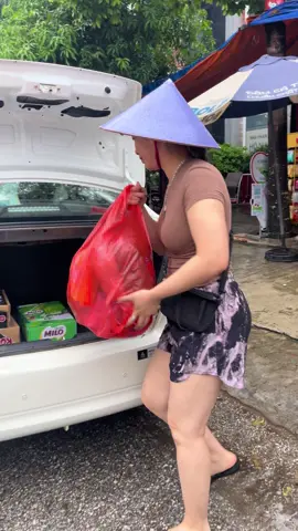 Mua đồ dự trũ thôi lại chuẩn bị ngập lụt rồi