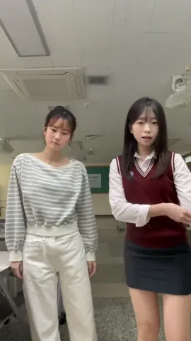 친구가 교복입자고 했는데 안입고 왔어요ㅠ