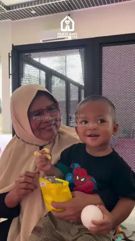 Ada yang senyam senyum nih di pangkuan ibu pengunjung😊 Urgent Susu 🍼 Dan Pampers Kalo Bukan Kamu, Siapa Lagi Yang Akan Mereka Harapkan???🥹 Ayo bergabung bersama kami dalam merawat mereka dengan memberikan sedikit susu sehat agar terpenuhi Gizi mereka. Donasi 👉Kunjungi profil vidio yang di sematkan berupa Qris A/N PANTI BAYI INDONESIA