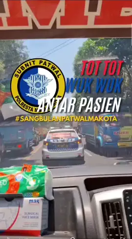POLISI KOTA MALANG SIGAP BANTU AMBULANS, NYAWA PASIEN JADI PRIORITAS 🚑✨” Ketika ambulans mengalami gangguan sirine di tengah perjalanan, Sang Bulan Patwal Makota langsung hadir setelah menerima laporan via Jogo Malang WhatsApp. Dengan pengawalan cepat dan aman, pasien berhasil dibawa menuju RS Lavalette Kota Malang. Inilah bukti nyata Polri Presisi, sigap, humanis, dan selalu jadi pelindung masyarakat. 💙🔥 #SangBulanPatwalMakota #PatwalMakota #PolrestaMalangKota #SatlantasMakota #polripresisi 