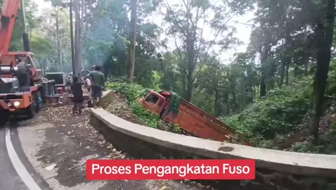 Proses pengangkatan fuso yang terjatuh di jurang jalur gumitir menggunakan alat berat Selasa (30/09/25) siang . Sementara untuk lalu lintas tutup total.  #gumitir #jember #banyuwangi 
