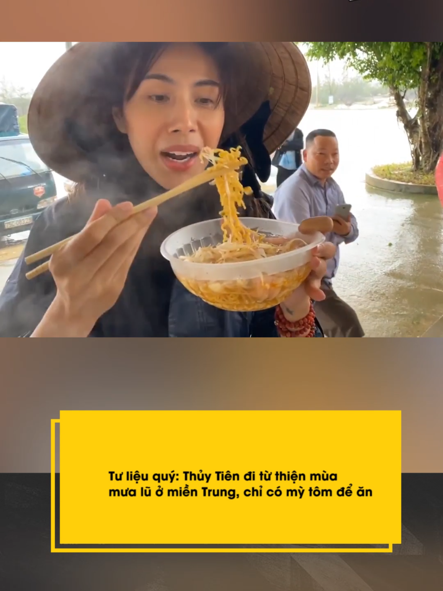 Tư liệu quý: Thủy Tiên đi từ thiện mùa mưa lũ ở miền Trung, chỉ có mỳ tôm để ăn #khaunghiep #dramin #thuytien