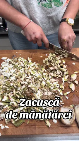 Zacusca de mânătărci: -5 kgmânătărci/ mitarci -3 kg ardei kapia copți -2 kg gogosari -3 kg ceapa -400 ml ulei -4 linguri de pasta de tomate -foi de dafin -sare si piper    Am dat prin masina de tocat carne ceapa, ardeii si gogosarii.  Intr-o oala incapatoare am incins uleiul, am pus ceapa, am sarat-o si am calit-o pentru o ora si jumatate la foc mic. Dupa acest timp am pus ardeii si puțină sare; am mai lasat totul sa fiarba inca o ora si jumatate. Nu grabiti procesul, este foarte important. Cat timp se fieb ardeii, am tocat buculete mici hribii si apoi i-am rasturnat peste ceapa si ardei. Mai lasam totul la foc domol inca o ora, amestecam foarte des, deoarece se lipeste😁La sfarsit saram si piperam dupa gust si punem si lingurile de pasta de tomate. Sa aveti pofta! #gangaiscooking #food #campulungarges #restaurantlume #zacuscademanatarci  
